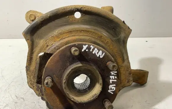Nissan X-Trail T30 Front wheel hub