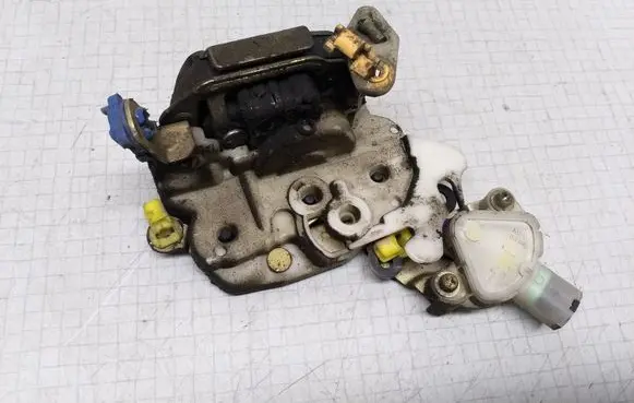 Nissan Terrano Front door lock