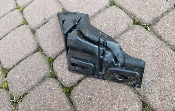 Opel Corsa F Fender mounting bracket 9823212980-