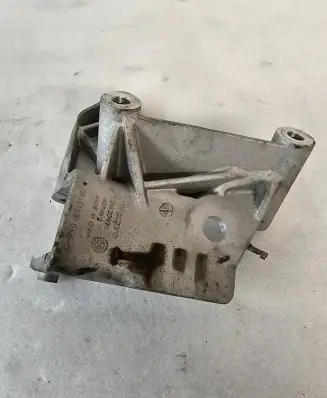 Volvo XC90 Engine mounting bracket 31430470