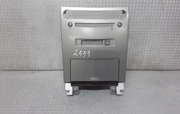 Nissan Maxima A34 Radio/GPS head unit trim 682607Y100