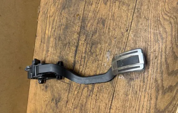Accelerator throttle pedal