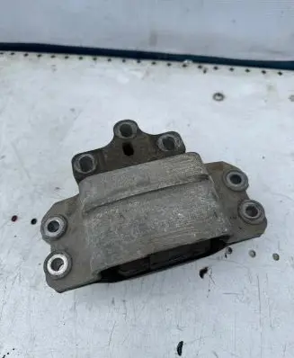 Volkswagen Touran I Engine mount bracket 1K0199555 V4A1