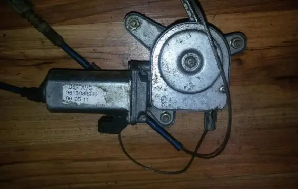 Peugeot 406 Front door window regulator motor 9615036980