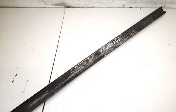 Skoda Yeti (5L) Front door glass trim molding 5j0837479