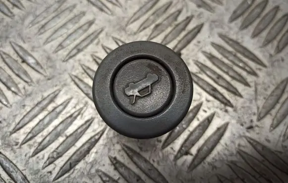 Chevrolet Lacetti Tailgate/boot open switch button 