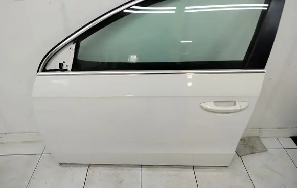 Volkswagen PASSAT B7 Front door 12L29