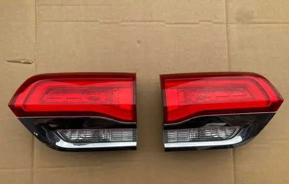 Jeep Grand Cherokee Tailgate rear/tail lights P68110046AB