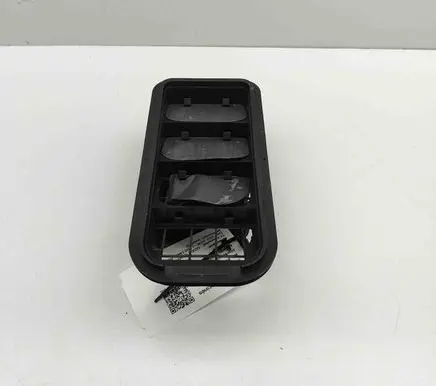 Quarter panel pressure vent
