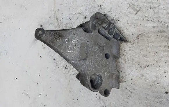 Volkswagen Touran I Engine mounting bracket 03G199207