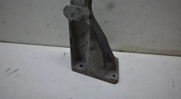 Engine mounting bracket