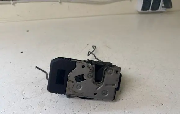 Opel Vivaro Loading door lock 8200282303 93851809