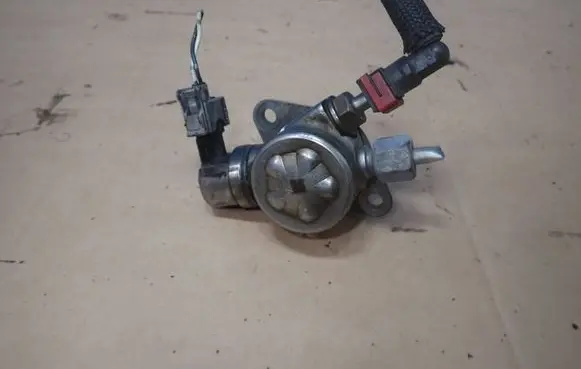 Renault Megane III Fuel injection high pressure pump 166304016R 02R07