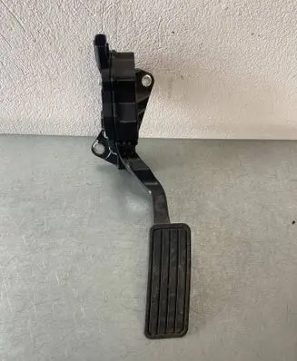 Subaru Impreza II Accelerator throttle pedal 36010SA060 1988007060 06H26C00129