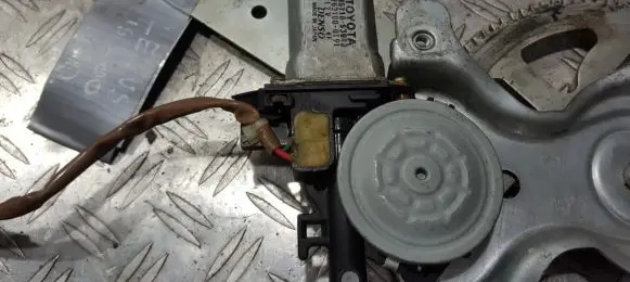 Lexus IS 200-300 Rear door window regulator motor 8571053040 85710-53040