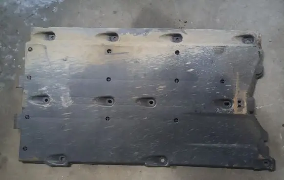 Nissan Qashqai+2 Center/middle under tray cover 