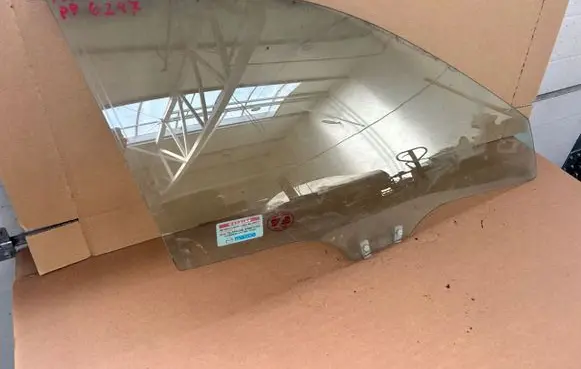 Mazda 323 Sliding door window/glass 