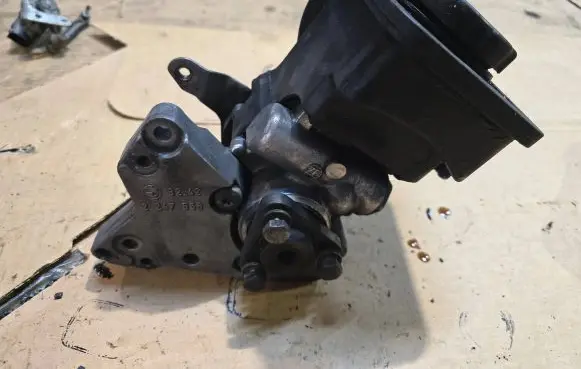 BMW 3 E46 Power steering pump 2247556