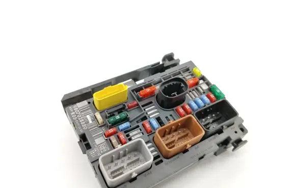 Citroen Berlingo Fuse module 9807028880