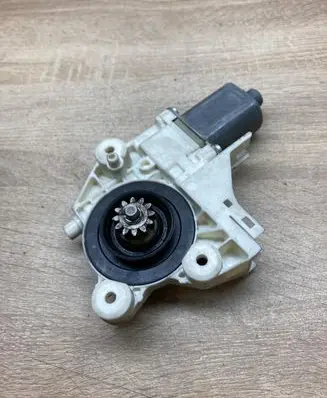 Ford Focus Front door window regulator motor 4M5T14A389 0130822217