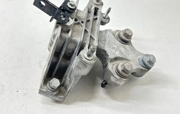 Chrysler Pacifica Engine mount bracket P68224742AD D022631018