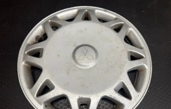 Mitsubishi Colt R14 wheel hub/cap/trim 72107 65005