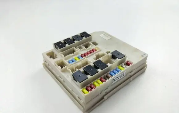 Renault Clio III Fuse module 674661D