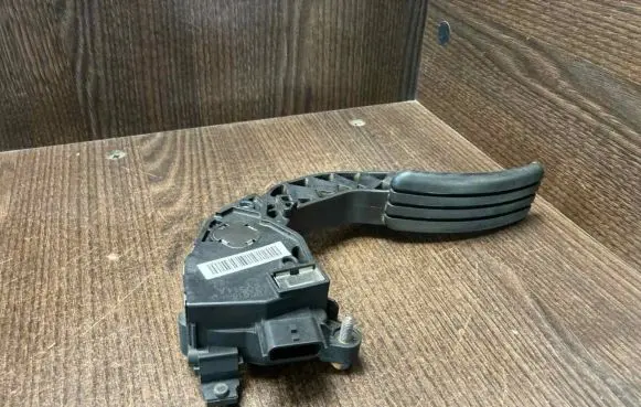 Opel Vivaro Accelerator throttle pedal 180020024R