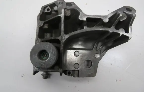 Volvo S60 Engine mounting bracket 6G926F030BA 30681951