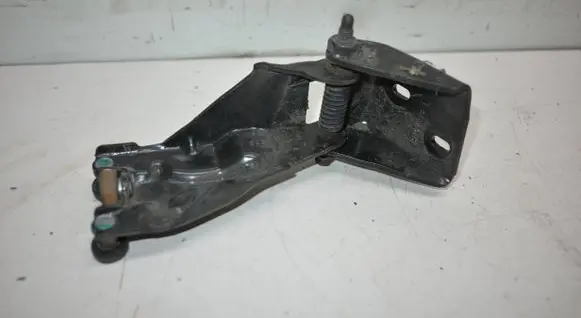 Chrysler Town u0026 Country V Sliding door middle roller runner 05020673AE