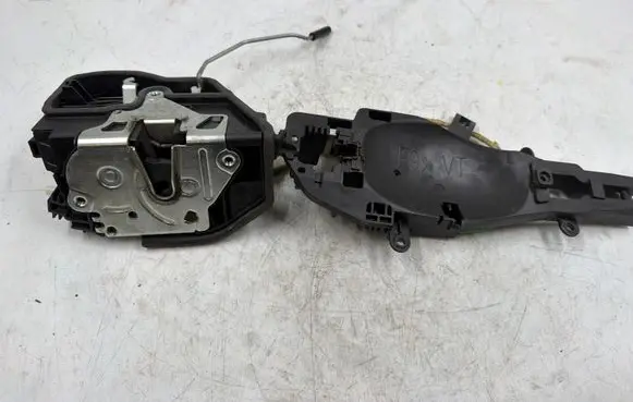 BMW X1 E84 Front door lock A053702