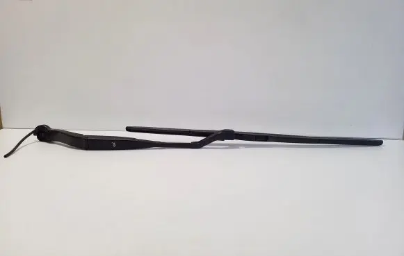 Nissan Qashqai J12 Front wiper blade arm