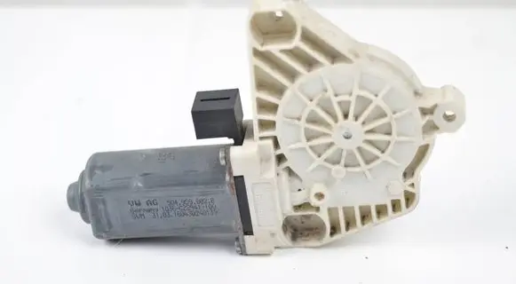 Volkswagen PASSAT B8 Front door window regulator motor 5Q4959802B 1036C22941100 160430240139