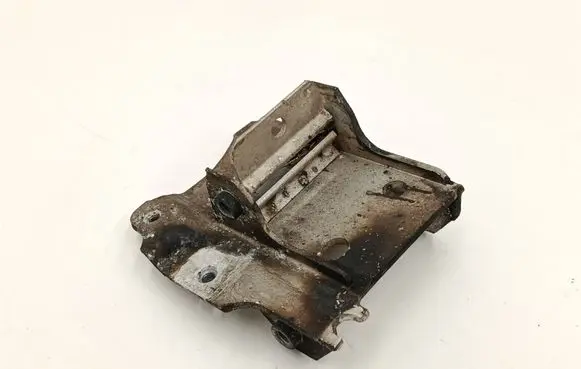 BMW 5 F10 F11 Radiator mount bracket 7186514