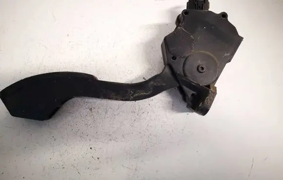 Toyota RAV 4 (XA30) Accelerator throttle pedal 7811042010
