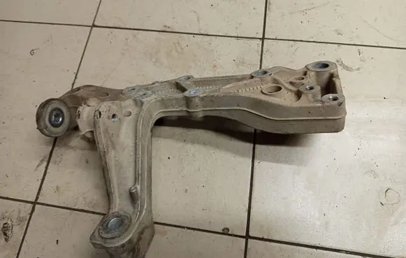 Volkswagen Golf V Front lower control arm/wishbone 1K0199296E