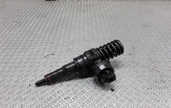 Audi A6 S6 C5 4B Fuel injector 038130073AR