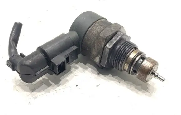 Volkswagen PASSAT B7 Fuel pressure regulator 057130764AB