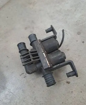 BMW X5 E70 Coolant heater control valve 6910544 1147412166