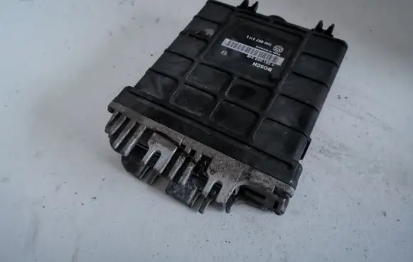 Volkswagen Golf III Engine control unit/module 1H0907311L 0261203318