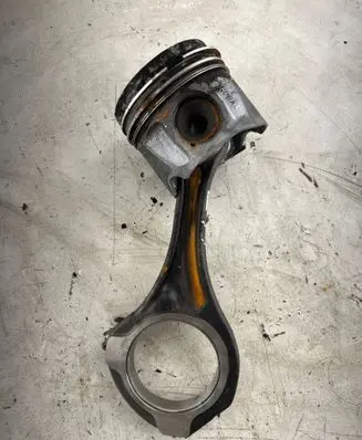 Mercedes-Benz Sprinter W906 Piston with connecting rod 8370