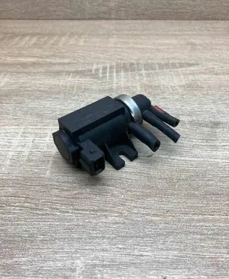 BMW 5 E39 Turbo solenoid valve 72190323 2246175