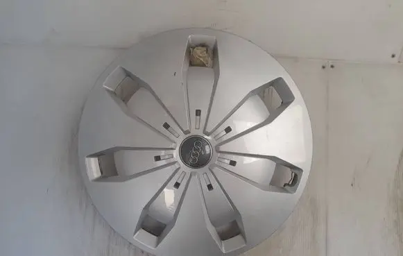 Audi A4 S4 B6 8E 8H R16 wheel hub/cap/trim 81A601147