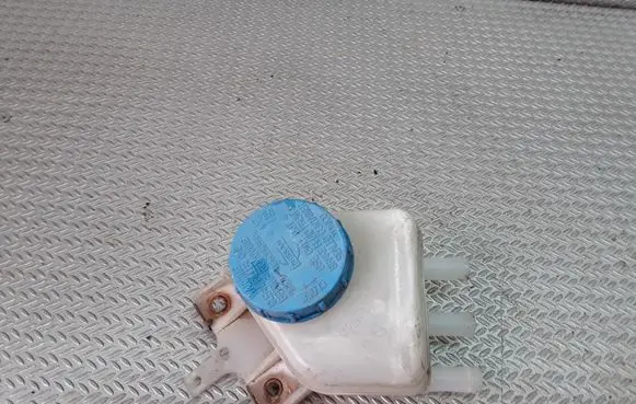 Brake fluid reservoir