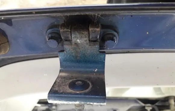 Volkswagen Golf V Tailgate/trunk/boot hinge