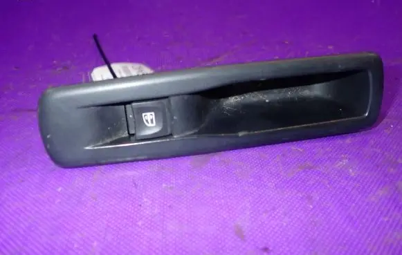 Renault Fluence Quarter vent window switch 829500004R