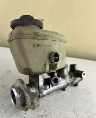 Toyota Land Cruiser (HDJ90) Master brake cylinder