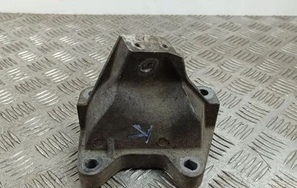 Jeep Grand Cherokee Engine mounting bracket