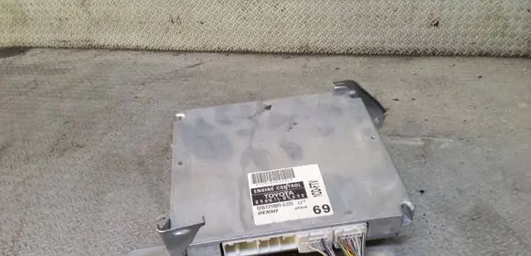 Toyota Avensis T250 Engine control unit/module 8966105690 MB1758006325