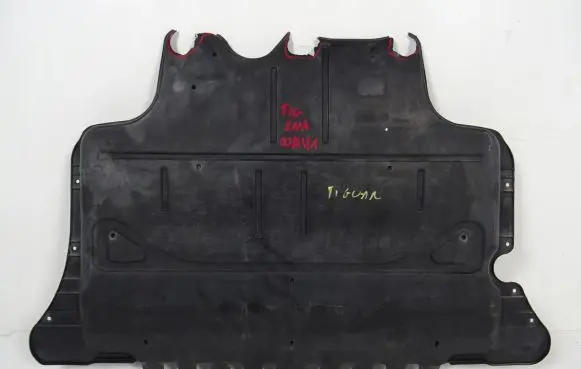 Volkswagen Tiguan Engine splash shield/under tray 5QF825236